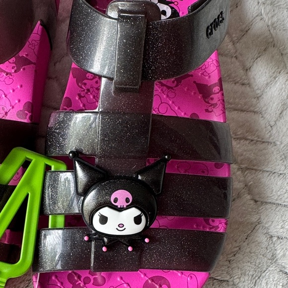 NWT CROCS -Hello Kitty And Friends Sandals Kids J2 - Picture 2 of 12